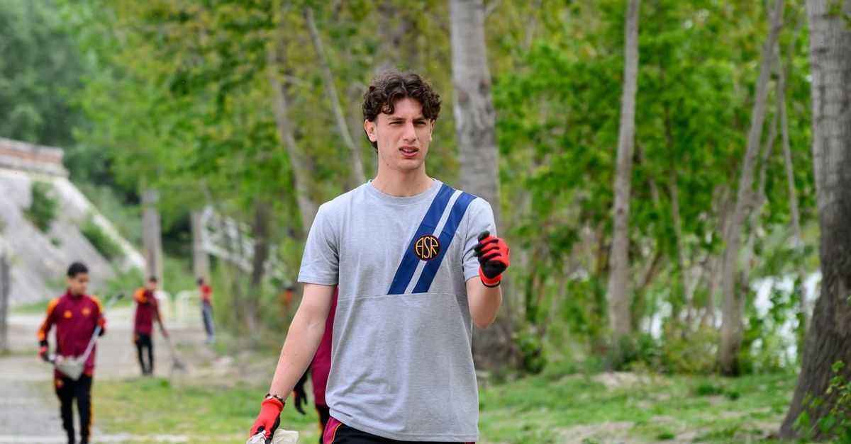 Roma räumt auf: jugendspieler säubern tiberufer – ein zeichen!