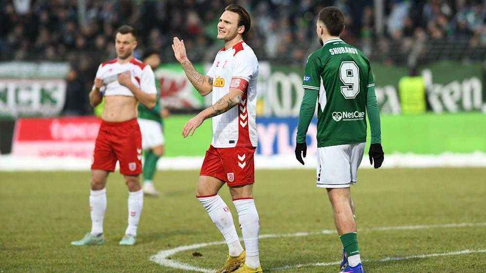 Rote karte und sieg: regensburg triumphiert trotz auswechslung von felix strauss