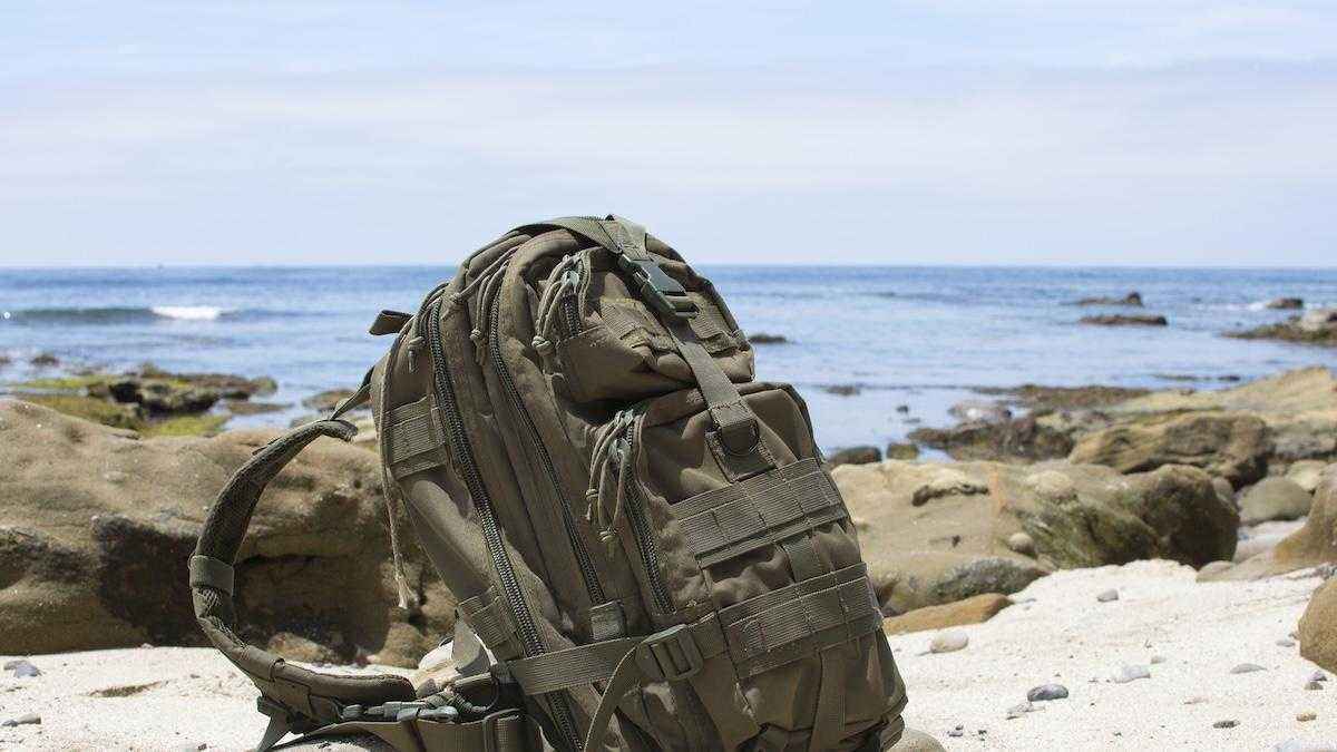Rucking: mit dem zelt auf dem rücken wird jogger zum soldaten