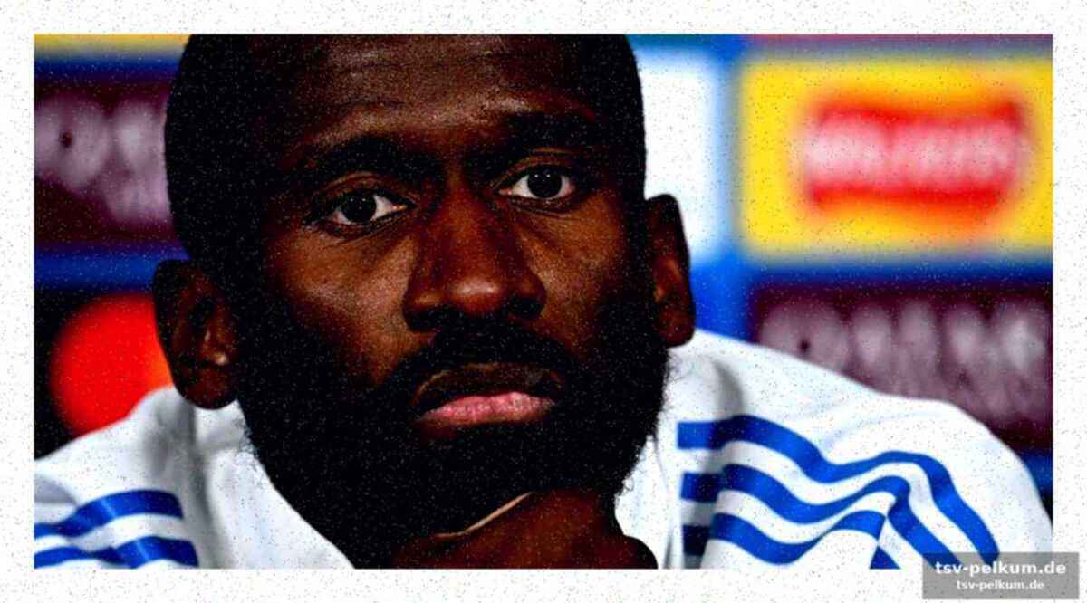 Die wm-karte liegt offen auf dem tisch