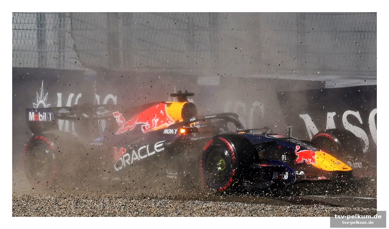 Ferrari schaut durch die fingerspalten