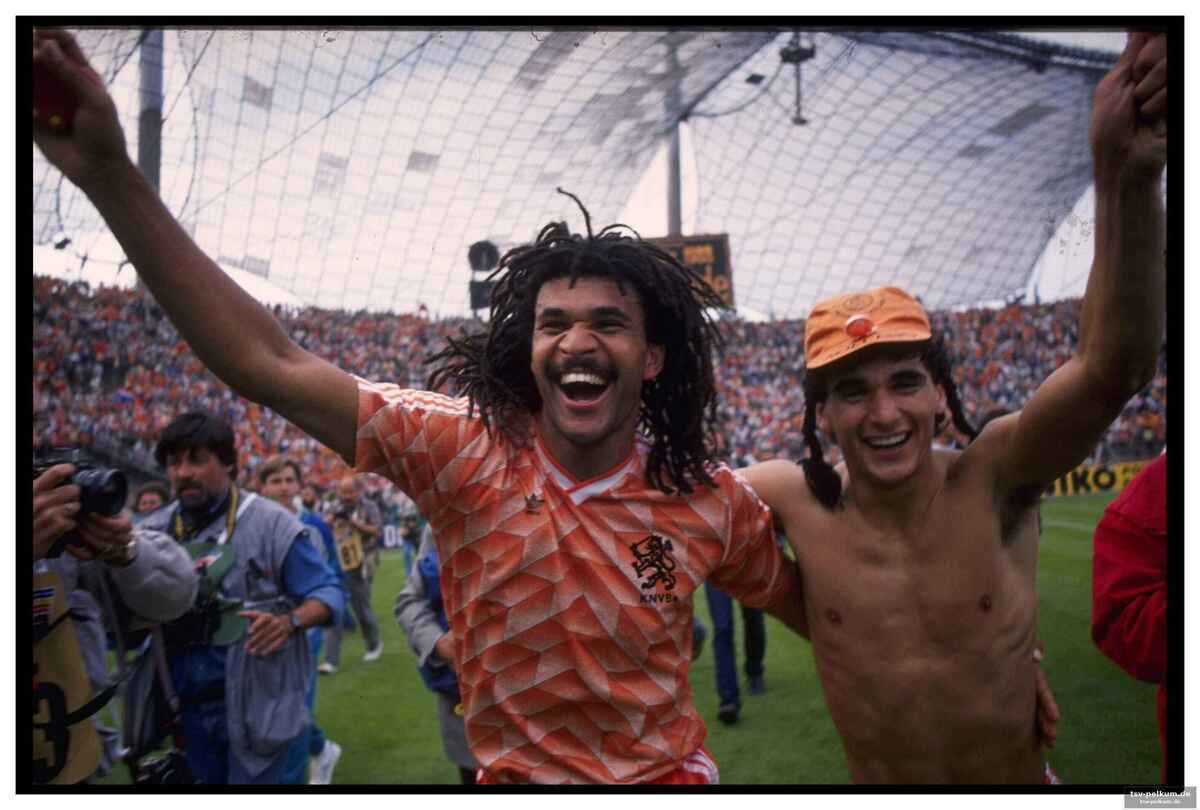 Rassismus und politik: „sprechen kostet punkte“</h2<p>gullit weiß, wovon er spricht. 1987 widmete er seinen ballon-d’or-sieg nelson mandela – und bekam vom anc sofort den rat, das thema nicht weiterzureissen. „heute ist es gefährlicher denn je“, sagt er. „jeder satz wird gespeichert, jede meinung gegen dich verwendet.“ deshalb verstehe er spieler, die sich raushalten. „aber schweigen macht dich nicht automatisch zur marionette – manchmal schützt es nur die karriere.“</p><p>dabei habe sich wenig geändert: pfeifkonzerte, bananenwürfe, soziale medien als brandbeschleuniger. „solange strafen lächerlich bleiben, wird sich nichts bewegen“, so gullit. „die verbände müssen endlich zahlen lassen – mit punkten, nicht mit geld.“</p><h2>real und barça jammern zu viel