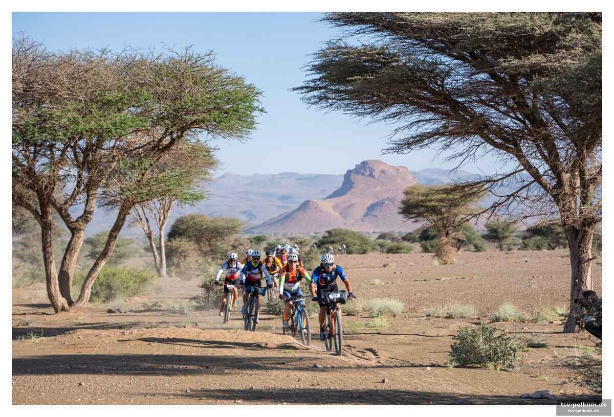 Merzouga wartet mit 804 höhenmetern auf verbrannte beine