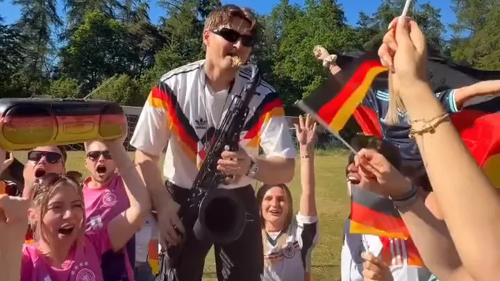 Saxofon-legende feiert comeback: malle-hymne für die wm?