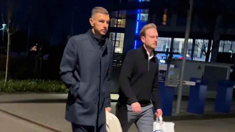 Schalke-bomben-transfer! džeko schon um 7:20 uhr beim check – ist das der neue königstransfer?
