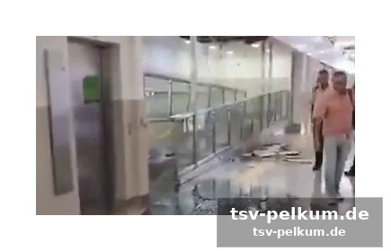 Reisende kämpfen sich durch die brühe