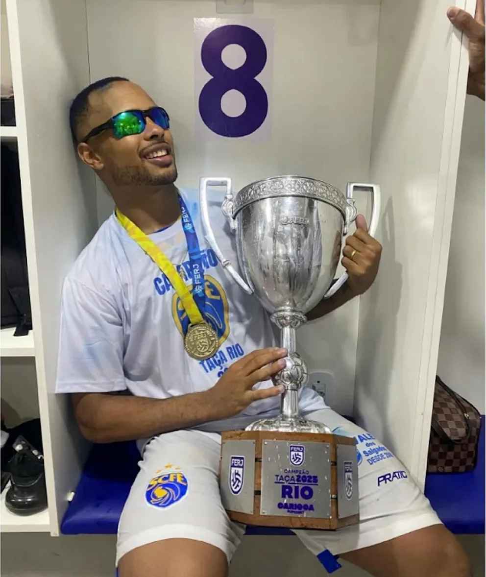 Schock im maracanã: fußballer bricht während spiel zusammen