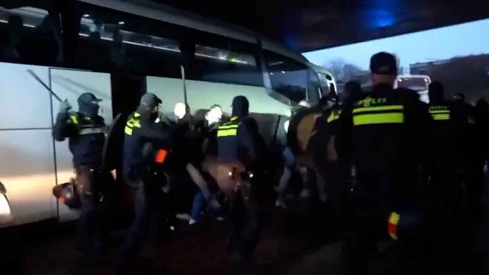 Schock in Holland: VfB-Fans von Polizei brutal attackiert!