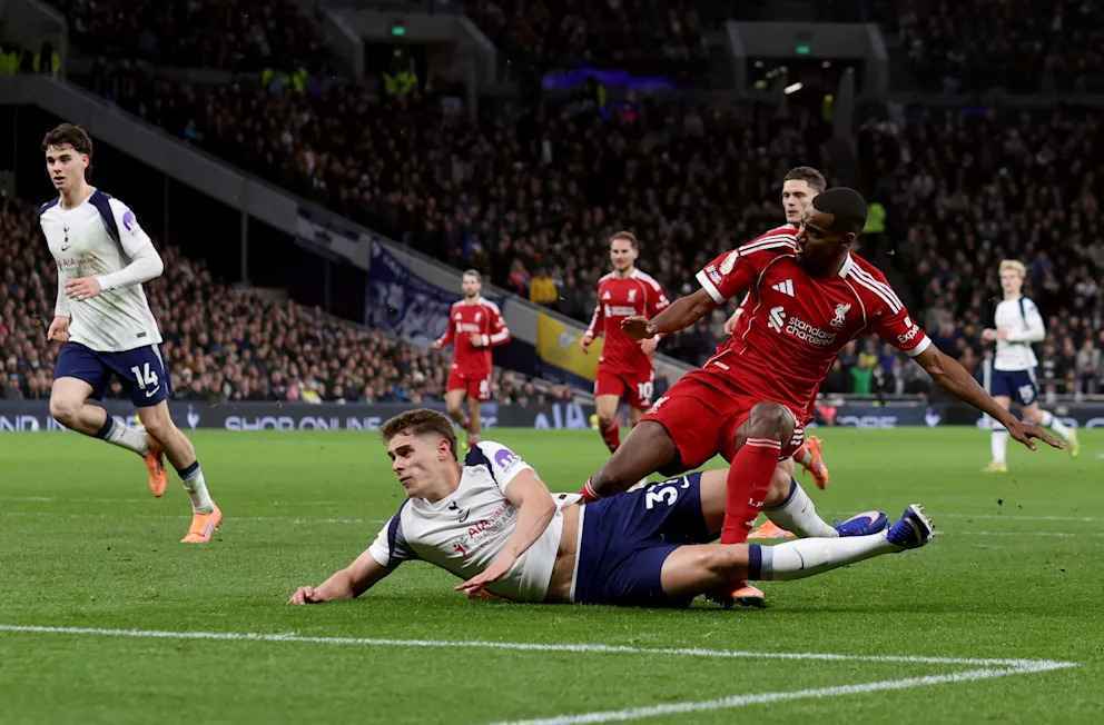 Schock in Liverpool: Isak fällt monatelang aus – Van de Ven reagiert! Slot wettert!