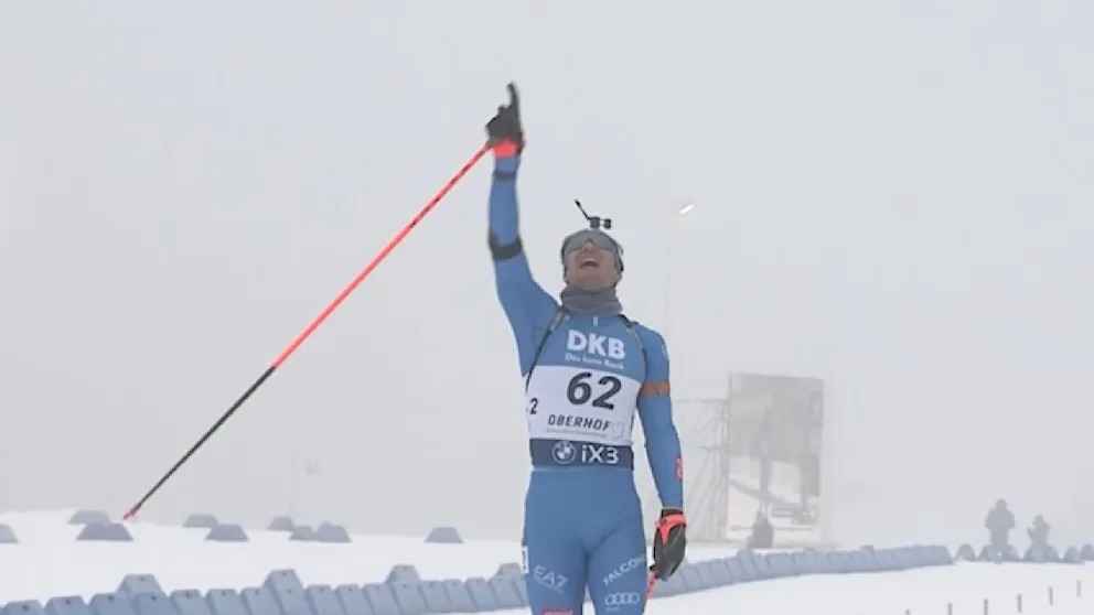 Schock und Ehrung: Biathlet siegt – Tränen der Freude nach tragischem Verlust!