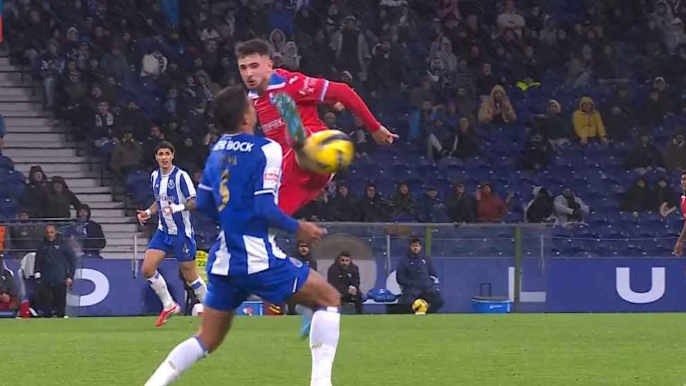 Schockierende szene: kung-fu-tritt gegen brasilianische fußballlegende