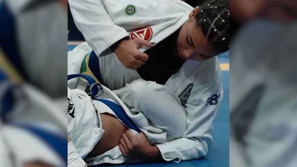 Schockmoment bei Jiu-Jitsu-WM: Kämpferin reißt Shirt auf und zwingt Gegnerin zur Aufgabe!
