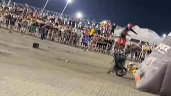 Schock-Moment in Brasilien: Motorrad-Stuntfahrer stürzt bei Freestyle-Show!