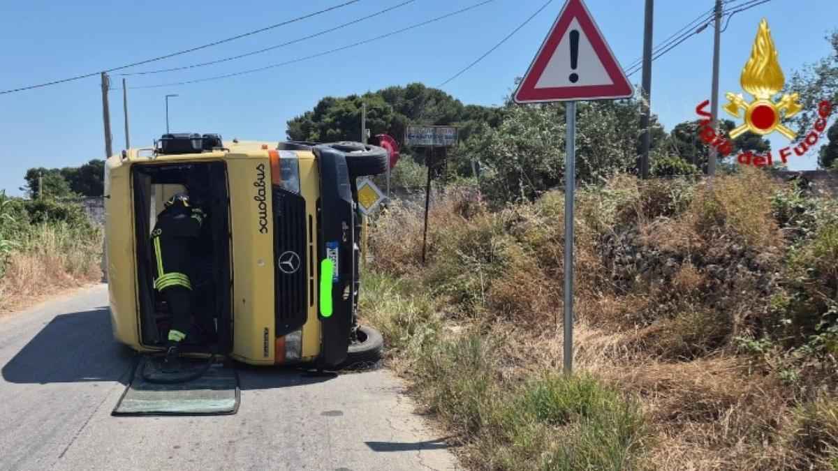 Schrecklicher unfall in sizilien: schulbus kollidiert mit riskant fahrendem auto