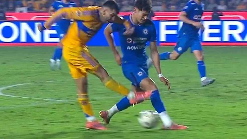 Schrecksekunde in Mexiko: Knöchel-Drama bei Tigres UANL gegen Cruz Azul!