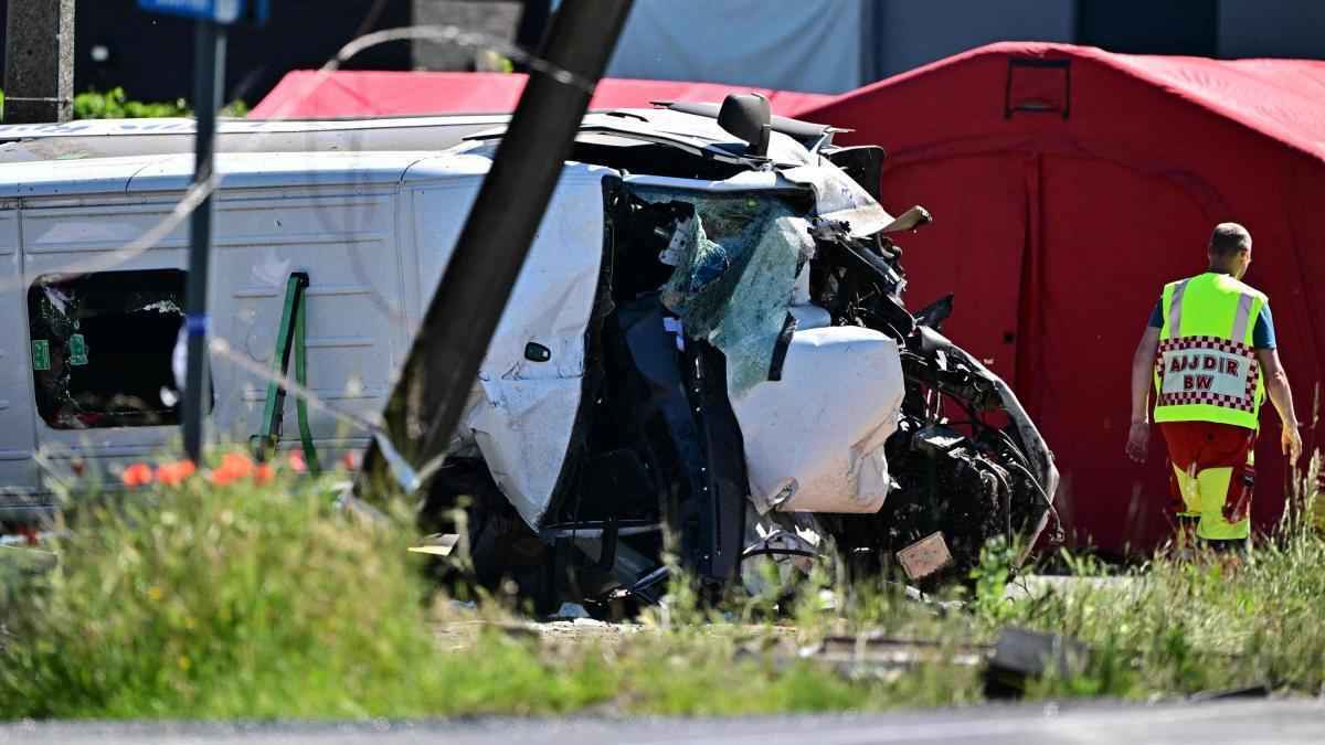 Schulsbus kollidiert mit zug in flandern – mehrere tote in buggenhout