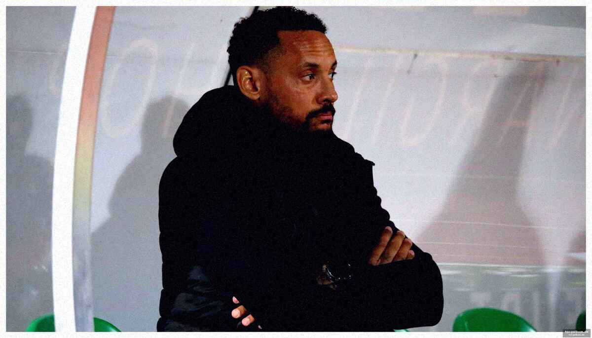 Jones steht mit dem rücken zur wand