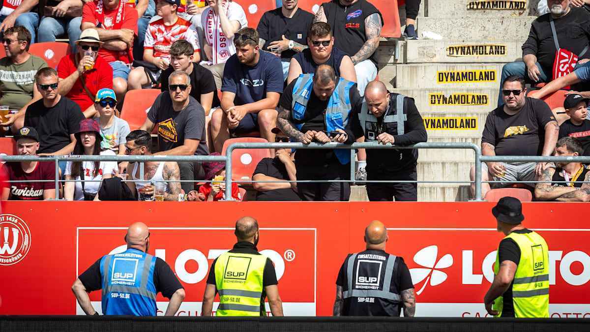 Schweinische provokation: rassismus überschattet traditionsduell zwickau – erfurt
