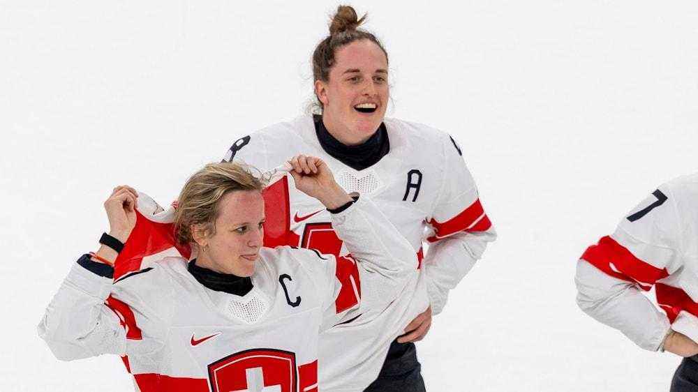 Schweizer eishockey-frauen werden mit großem empfang gefeiert