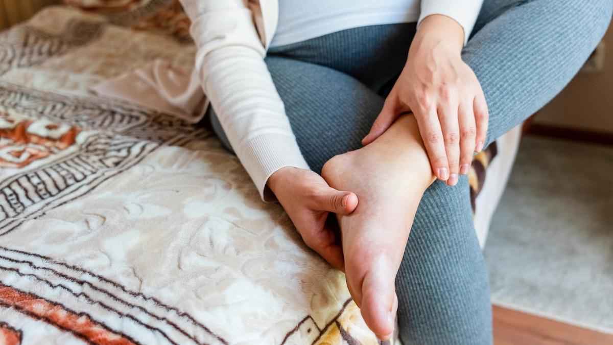 Schwellende füße und knöchel: was wirklich dahintersteckt!