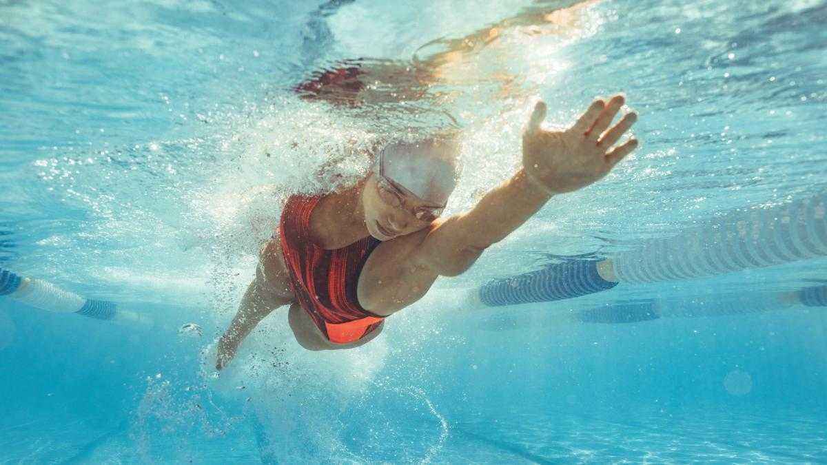 Schwimmen als medizin: italienische studie enthüllt überraschende wirkung