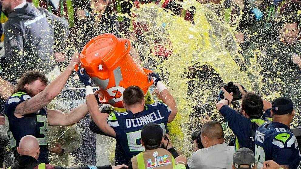 Seahawks feiern super-bowl-sieg mit dusche und konfetti – die bilder