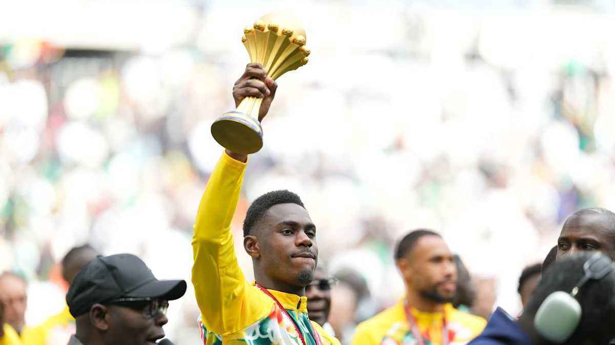 Senegal trägt pokal durch paris – und spuckt caf ins gesicht