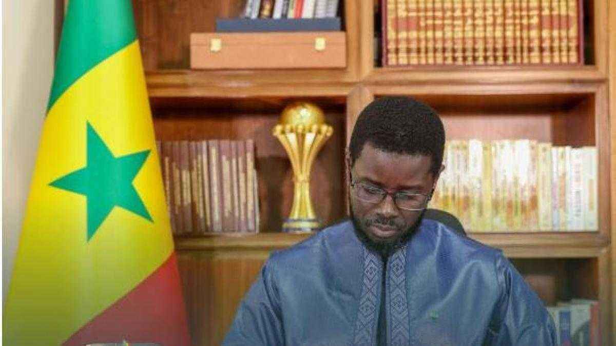 Senegals präsident stellt afrika-cup ins regal – und verweigert die rückgabe