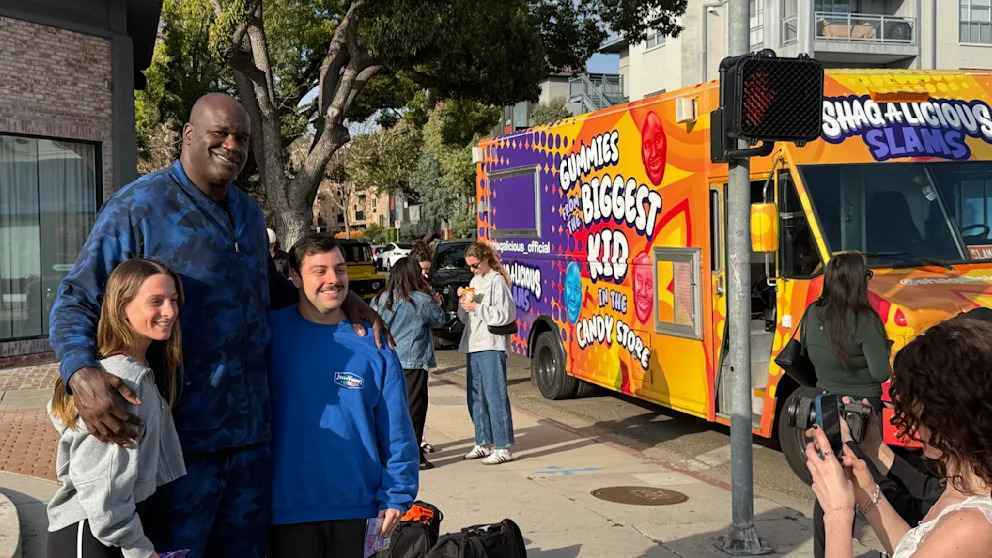 Shaquille o’neal fährt mit süßigkeiten-truck durch los angeles