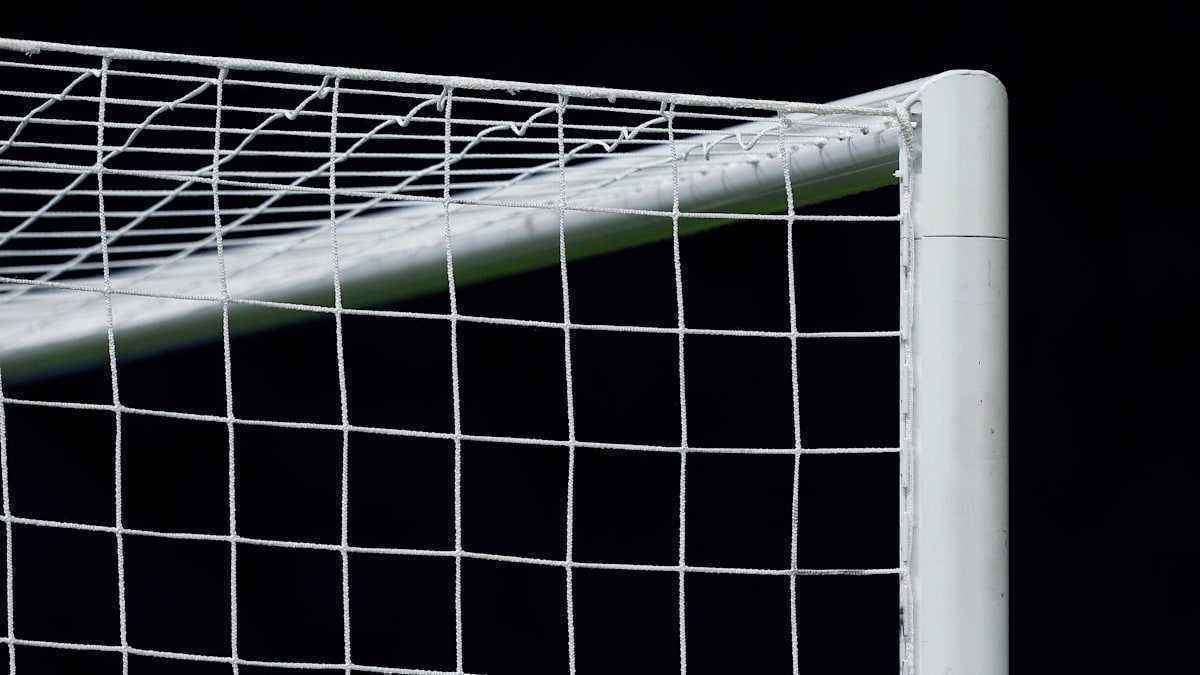 Siebenjähriger stirbt am rande des platzes – ein tor riss ihn in den tod