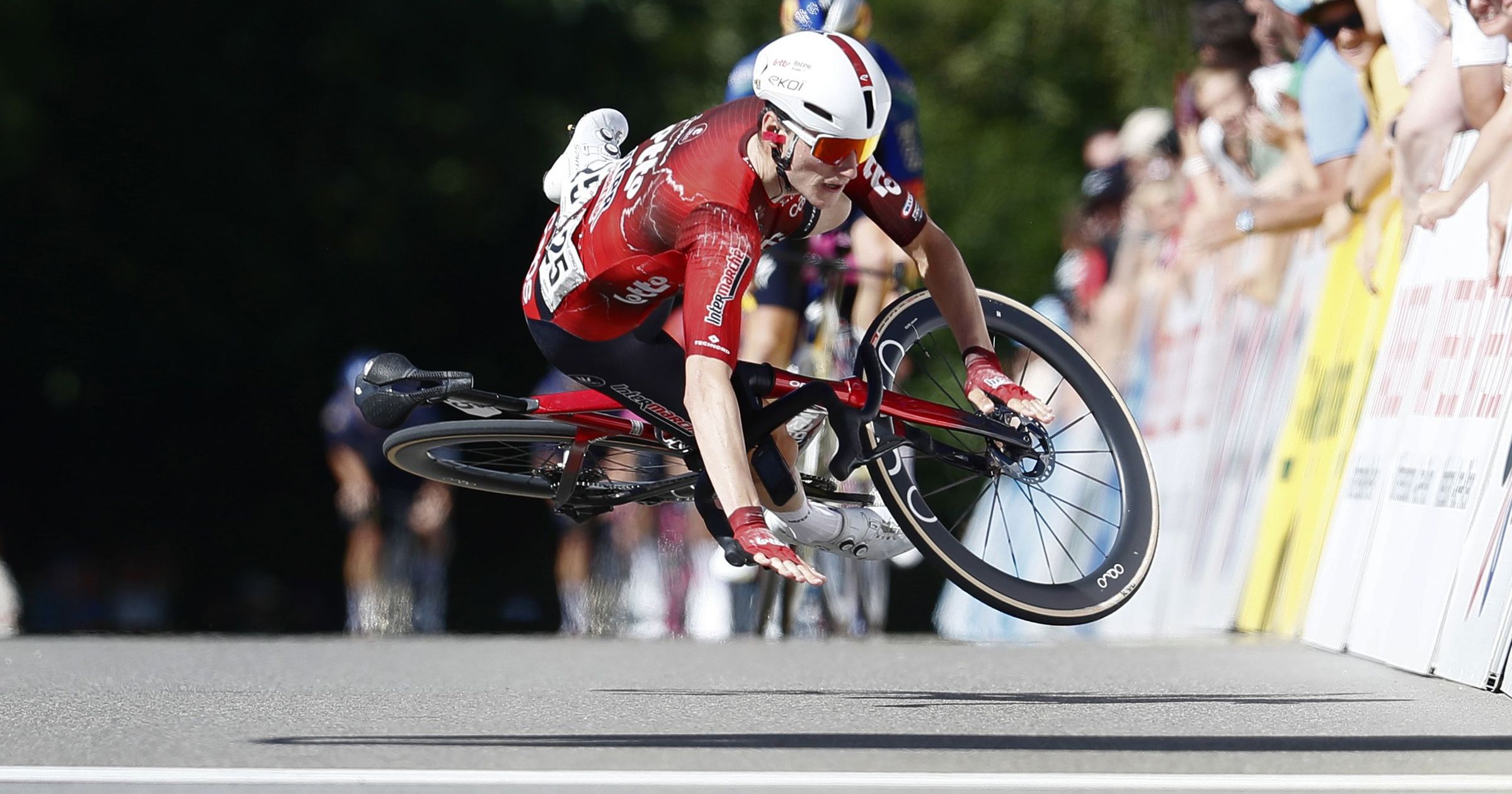 Slock gewinnt grand prix – spektakulärer sturz vor der ziellinie!