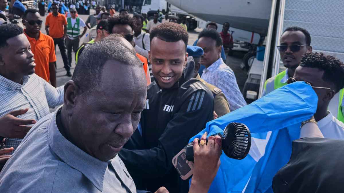 Somalia feiert helden-rückkehr: schiedsrichter artan trotz abschiebung geehrt