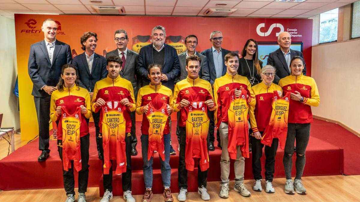 Spanische triathleten präsentieren neue teamkleidung – blick auf olympia 2028