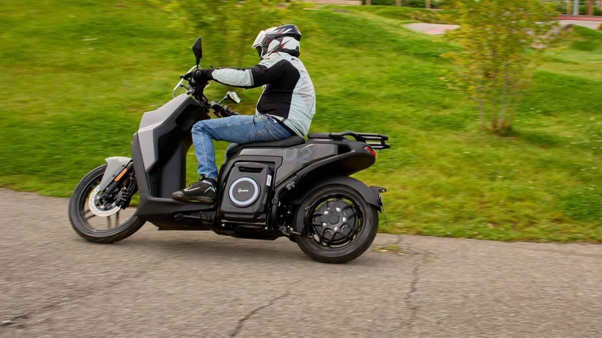Spanischer e-roller: cleveres trolley-konzept revolutioniert das urbane pendeln