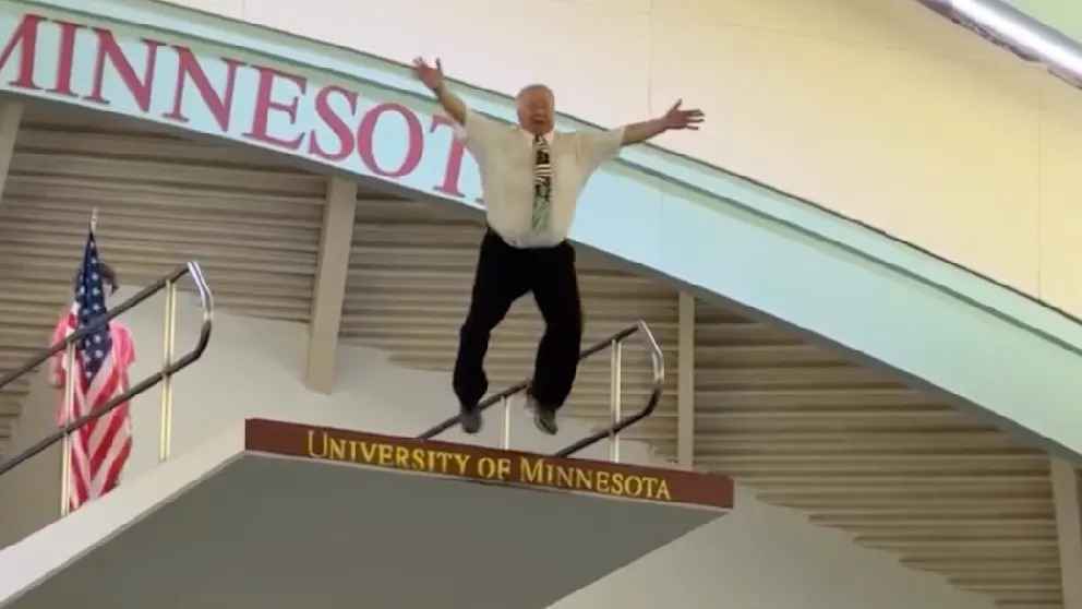 Spektakulärer sprung: us-sportler stürzt sich in voller montur vom 10-meter-turm