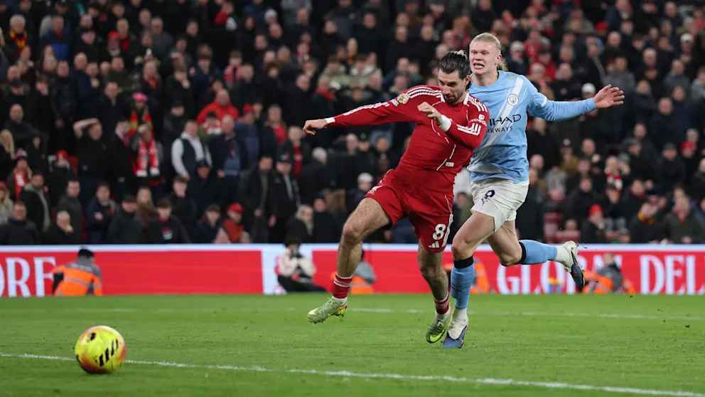 Spektakuläres spielende in liverpool – city hält anschluss, rote karte sorgt für aufruhr
