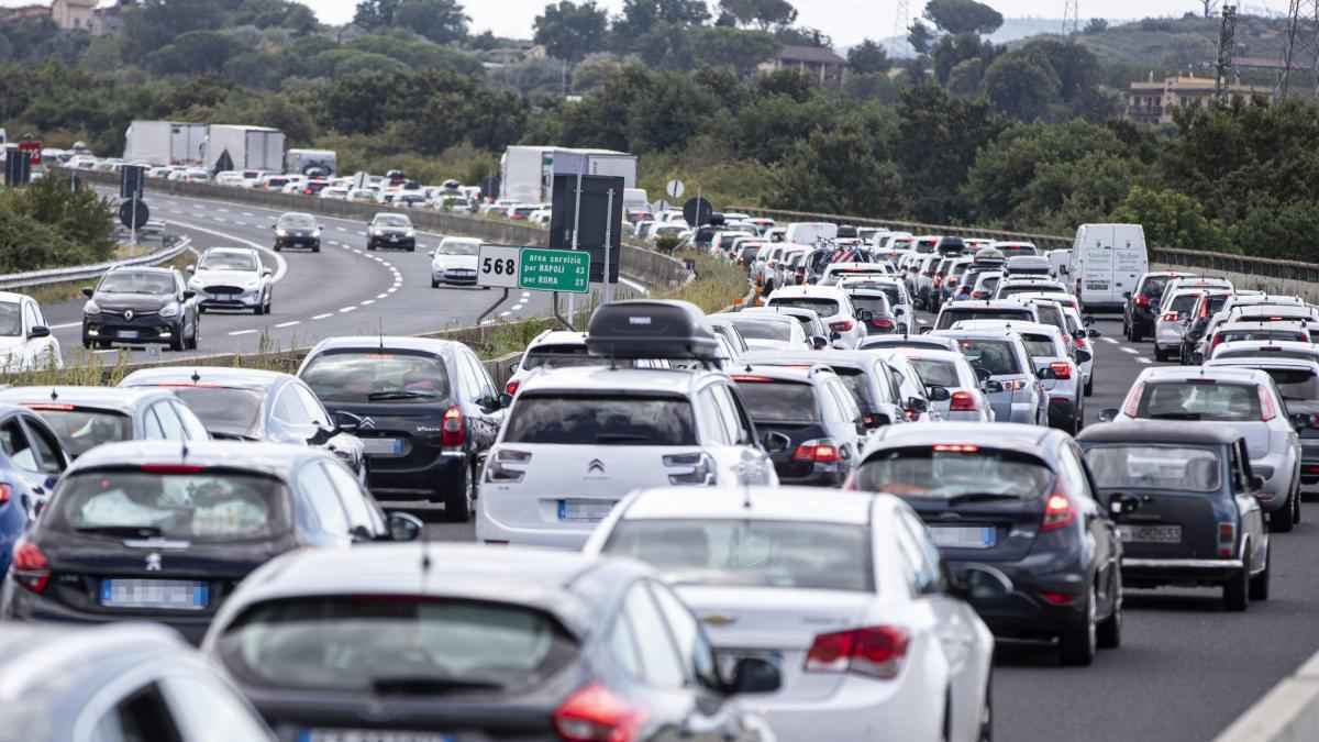 Stau-alarm für feiertagswochenende: reisende müssen geduld haben!