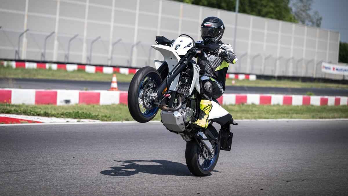 Suzuki dr-z4sm: der spaßmacher im supermoto-format!