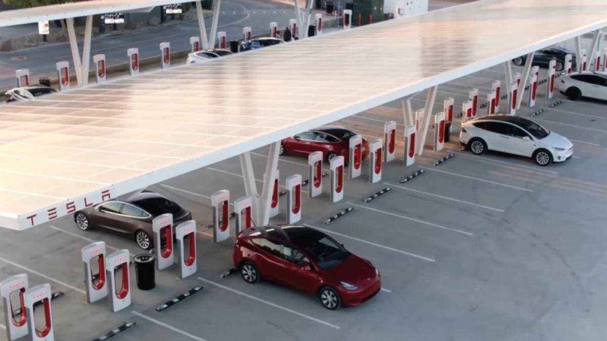 Tesla baut kalifornien zur supercharger-hauptstadt: 400 ladesäulen in der wüste