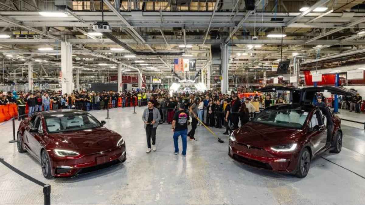 Tesla stoppt produktion von model s und x: platz für humanoide roboter?
