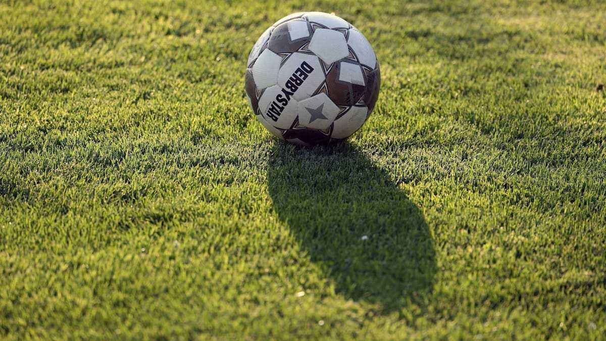 Teutonia weiden feuert trainer-team nach boykott – acht-punkte-abstiegsloch droht