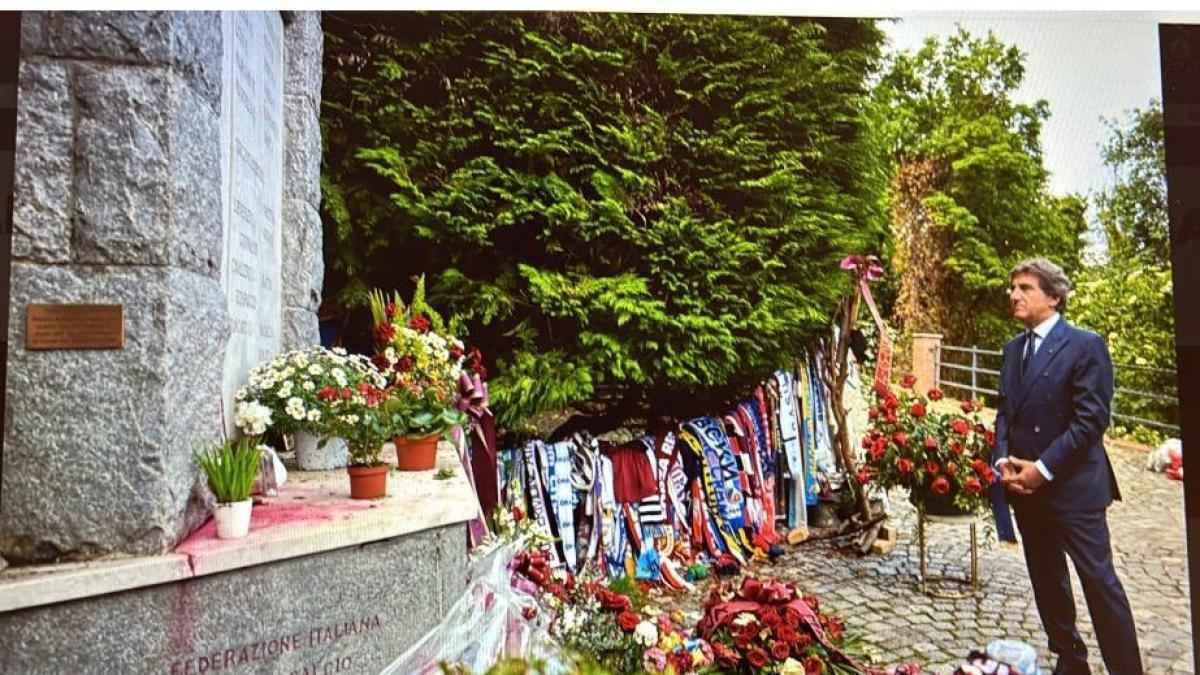 Torino ehrt das große vermächtnis: cairo betet an der superga