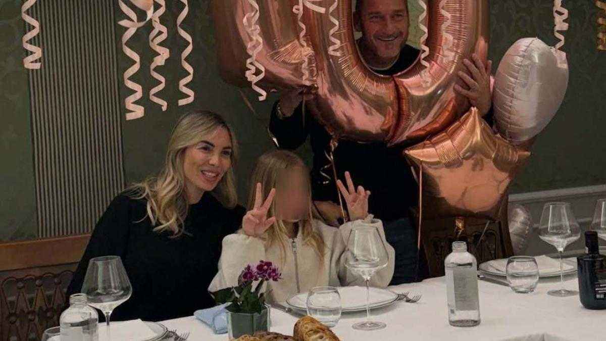 Totti feiert isabel mit rosenballons – roma-legende zeigt neue familienfassung