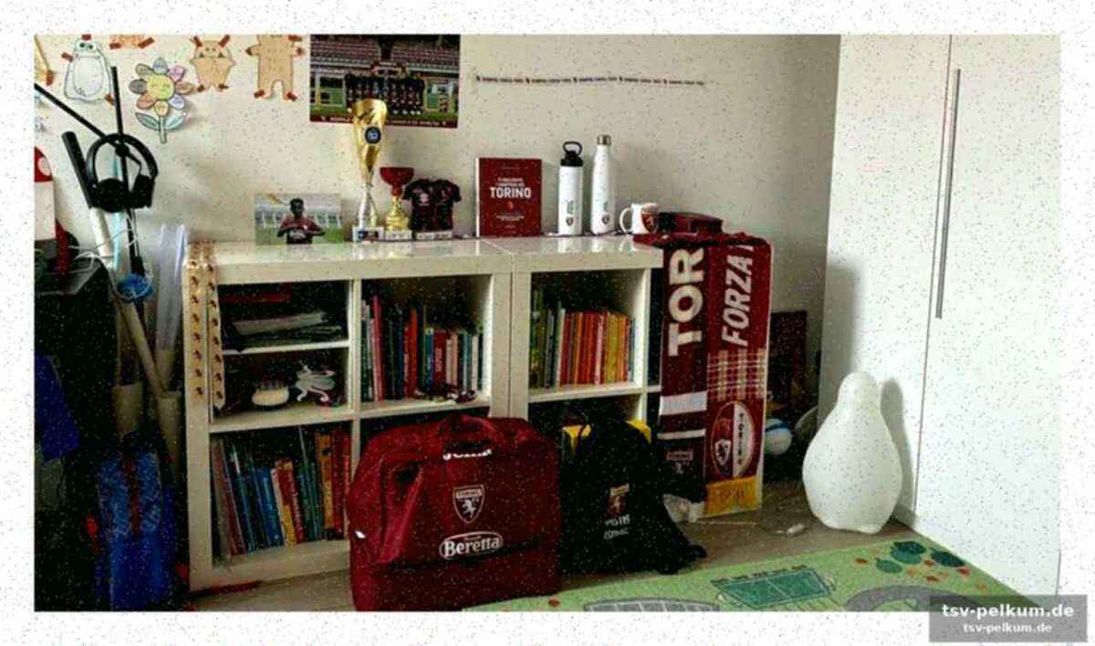 Der kleine fan mit dem roten herzen verlässt das spielfeld