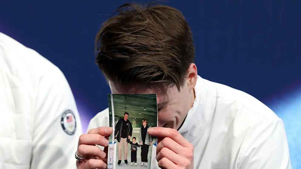 Tränen und triumph: eiskunstläufer maxim naumov ehrt verstorbene eltern bei olympia
