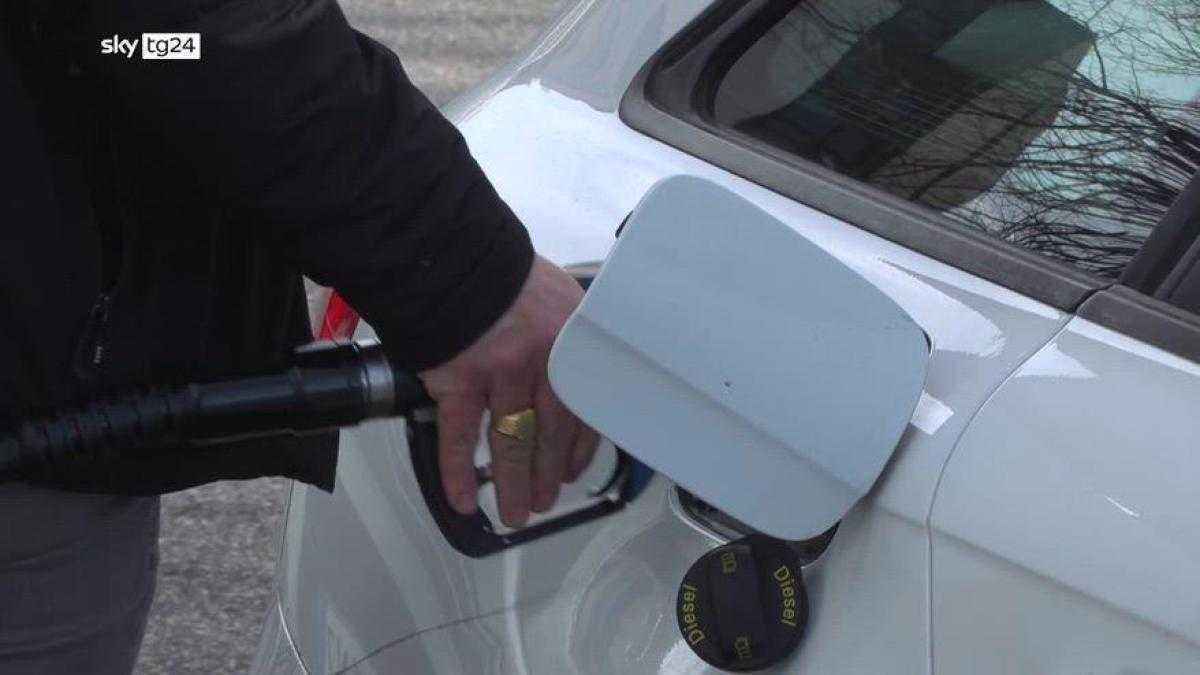 Treibstoff-preise explodieren: diesel +20,9 %, und rom bittet brüssel um notfallhilfe