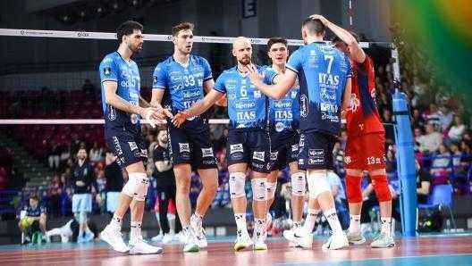 Trentino ringt warschau im tie-break und gräbt sich tief in polen fest