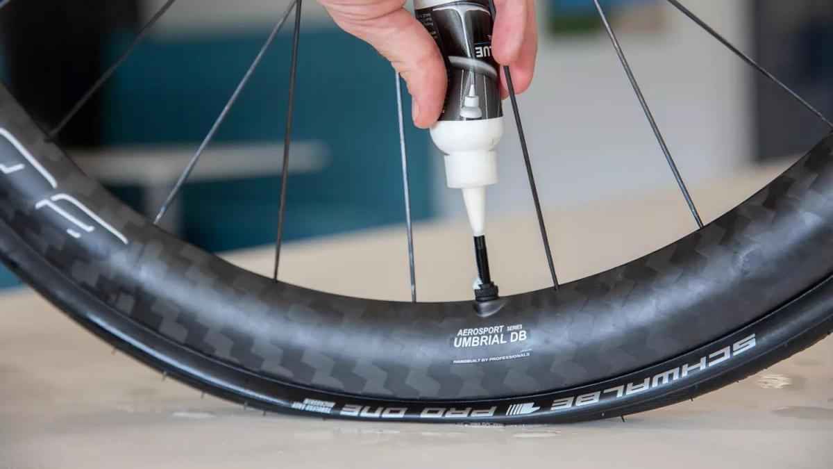 Tubeless-reifen: dichtmittel rechtzeitig auffüllen – sonst droht böse überraschung!