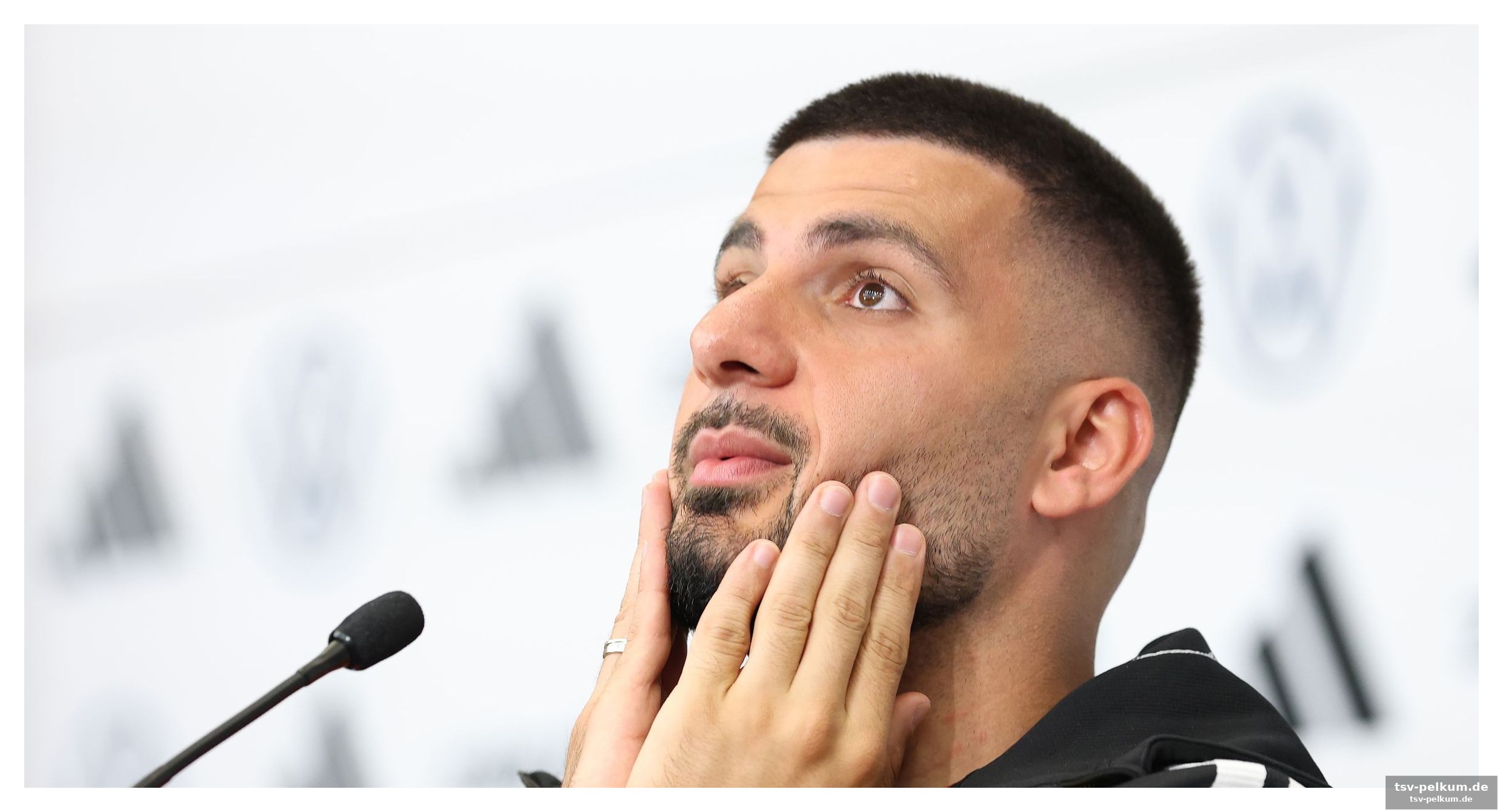 Ein modisches dilemma auf dem größten fußballfest