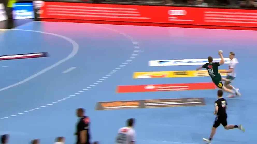 Unfassbar! Das Tor war leer – und der Spieler hat es vergeben!